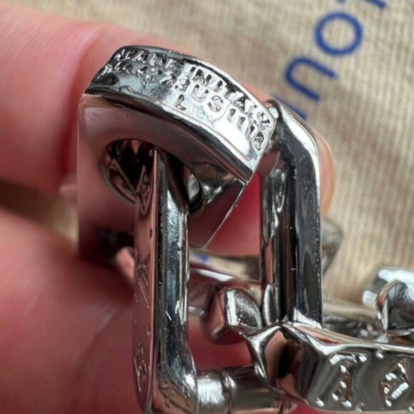 Cleaning out the closet! Louis Vuitton LV Necklace, L size. - Picture 5 of 5